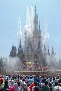 シンデレラ城から大量の水が放出される (C)Disney
