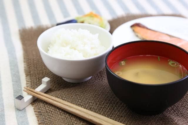 おいしいお味噌汁や煮物はだしが決め手！ 嫁入り前に覚えたい「だし汁の基本」｜「マイナビウーマン」
