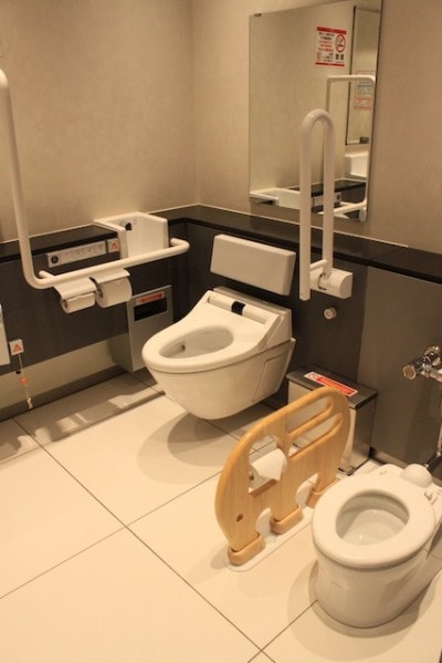 大きな個室の多機能トイレには、子ども用の便座もあり親子一緒に使えます。