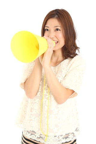 メガホンで叫ぶ女性