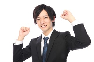 ガッツポーズをしているスーツ男性
