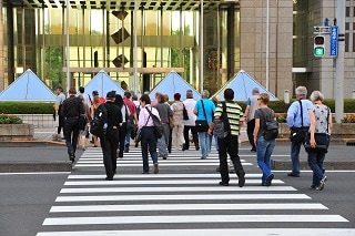 横断歩道を歩く外国人