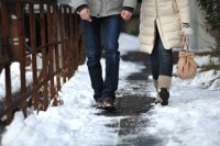雪道を歩く男女