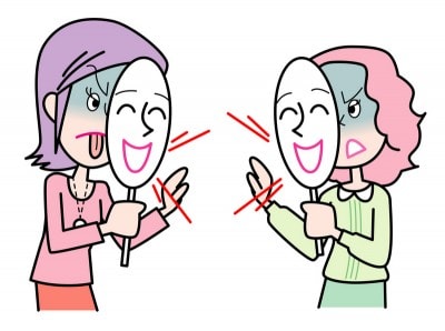 仮面をかぶって話す女性