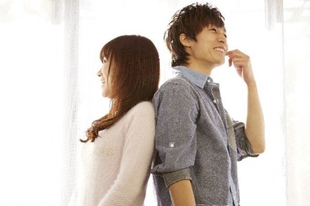 背中合わせの男女