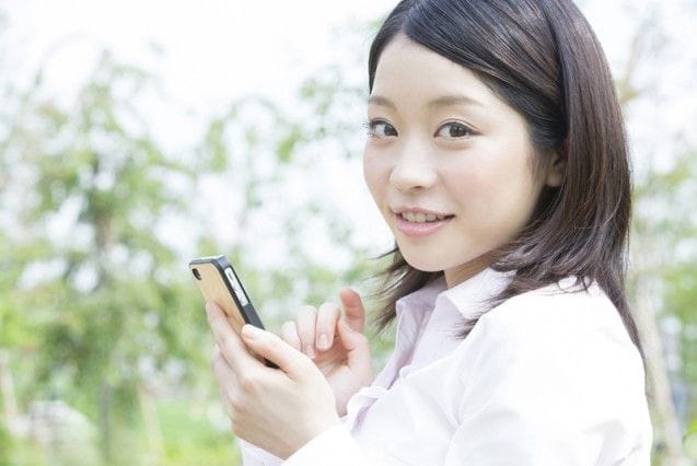 スマホを見ている女性