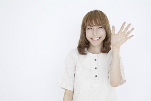 左手をあげている女性