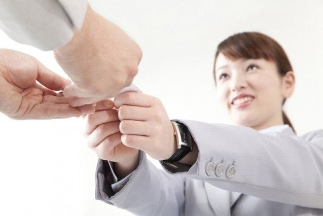 名刺交換をしているスーツ女性