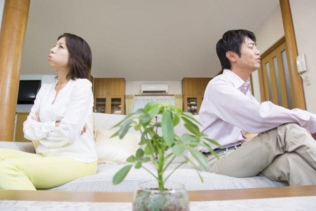 ソファで背を向けている男女
