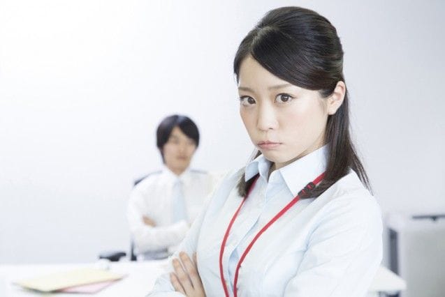 口を膨らましている女性