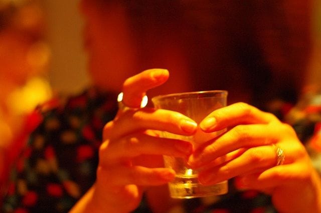 グラスを持っている女性