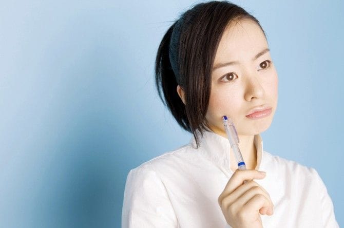 考えている女性