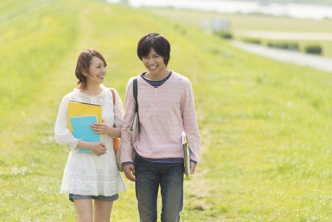 川べりを歩く男女カップル