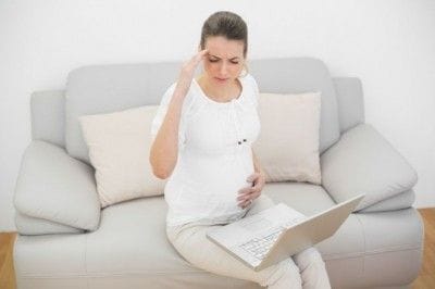 パソコンを操作する妊婦