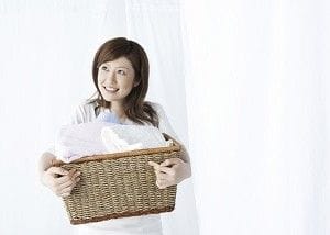 洗濯籠を持つ女性