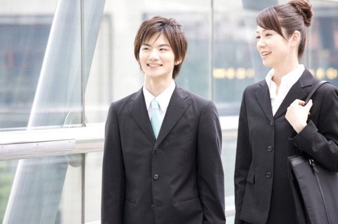 新入社員2人が歩いている