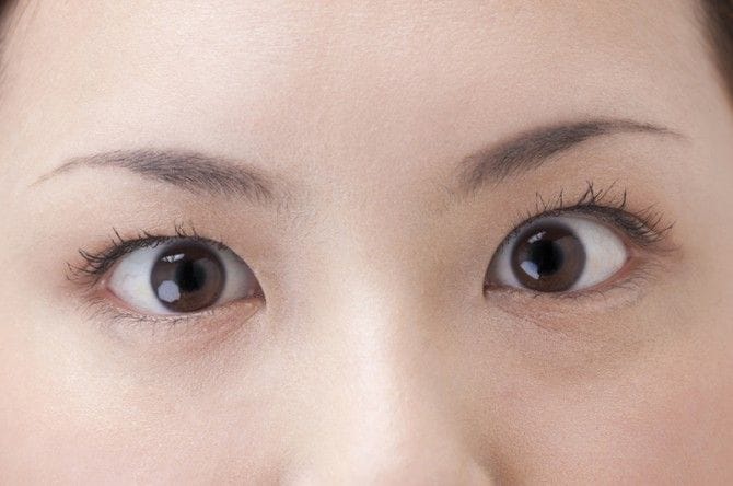 目がアップになっている女性