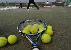 ラケットとテニスボール