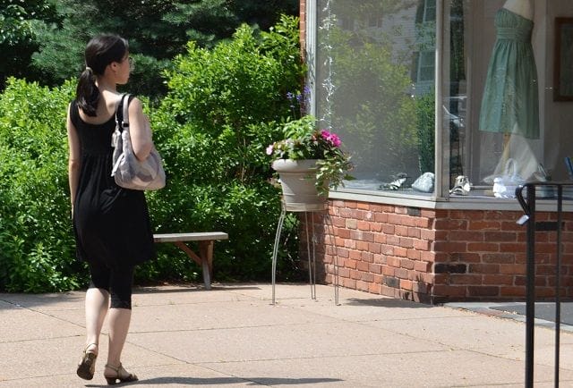 ウィンドウを見ている女性