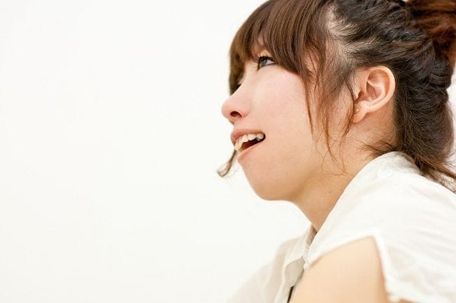 口を半開きしている女性