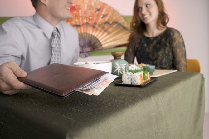 飲み屋のテーブルにいる男女