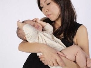 赤ちゃんを抱く女性
