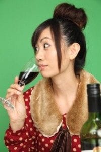 ワインを飲む女性