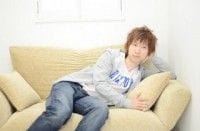 ソファでくつろぐ男性