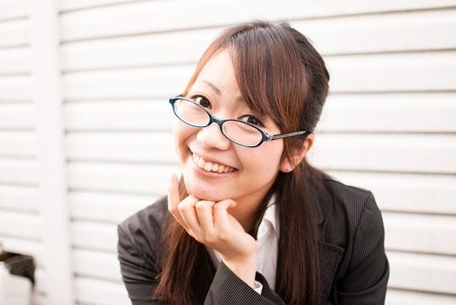 メガネをかけているスーツ女性