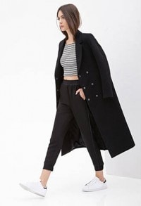 カジュアルにもスタイリッシュにも着こなしは自由自在 [フェイクレザートリムジョガーパンツ 税抜2,280円/画像提供：FOREVER21]