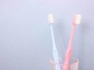 二色の歯ブラシ