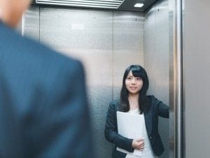エレベーターに乗る女性