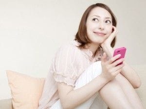 スマホを持つ女性