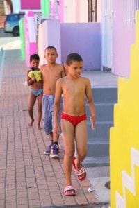 メルヘンチックでかわいい家の前を、地元の子どもたちが行き交う風景はなごみます♪