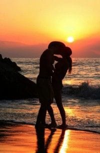 浜辺でキスするカップル
