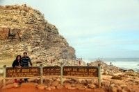記念撮影はこの標識前で。英語とアフリカーンス語で「喜望峰 アフリカ大陸の最南西端」と記されています