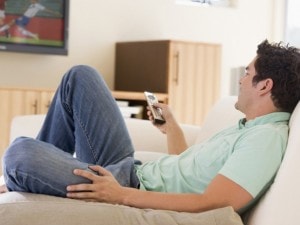 テレビを見る男性