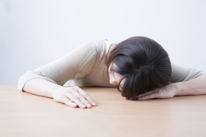 もう一緒にいたくない 周囲をも暗い気持ちにさせる ネガティブ女子 の特徴8 マイナビウーマン
