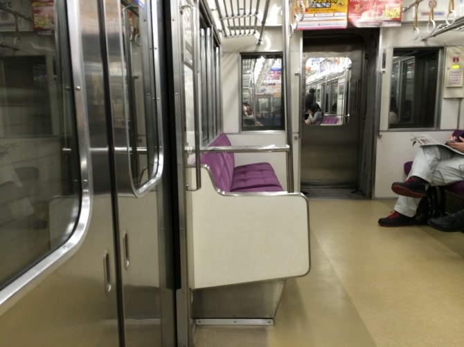 マナー違反でしょ 電車で見かけたkyピープル カップ麺を食べてる リュックを背負ったまま マイナビウーマン