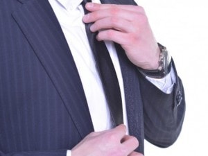 ネクタイをしめる男性