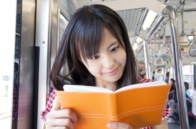 通勤電車でマンガを読むのって アリ ナシ 78 1 の女性が選んだのは マイナビウーマン