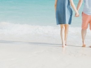 浜辺を歩くカップル