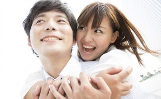 サプライズ的でドッキドキッ 男性は女性から抱きつかれてうれしいのは 正面 Or 後ろ 3ページ目 マイナビウーマン