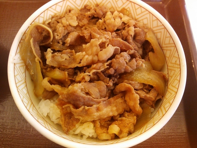 牛丼屋さんでひとり飯できちゃう女子って 男子にどう見られてる 好印象 マイナビウーマン