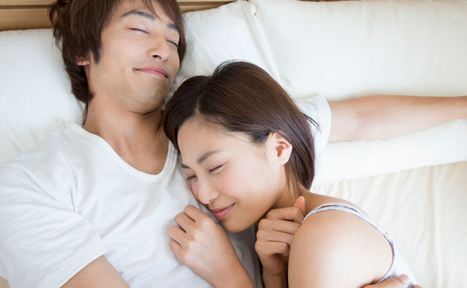 「ベッド　抱き合う　カップル　日本人」の画像検索結果