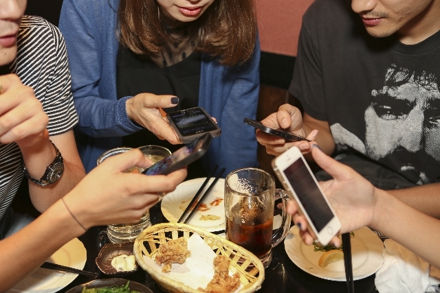 女性が合コンで連絡先を交換したいもの1位は Line マイナビウーマン