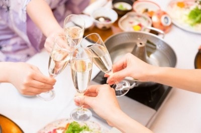 キスはキスでも 間接キスさえしたくないと感じた瞬間 飲み会での大皿料理 ペットボトル マイナビウーマン