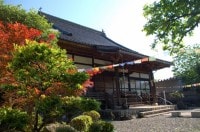 お経が書かれた五色の旗、タルチョのある本堂