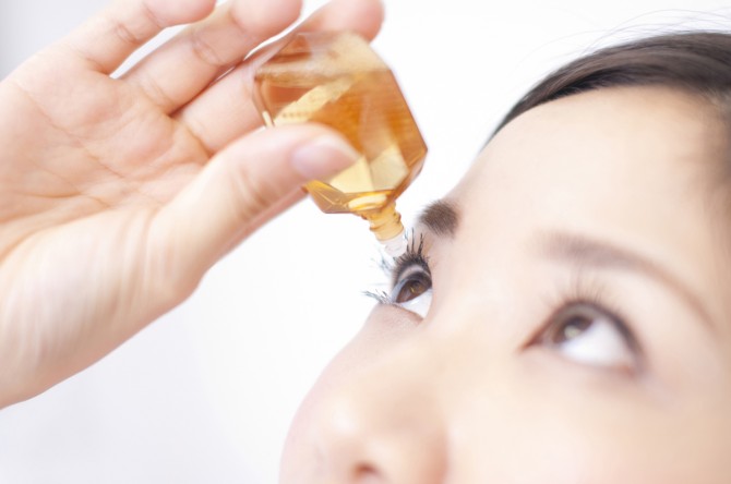 貸し借りはOK？ 色の正体は？ 眼科専門医に聞く、目薬の疑問を検証 