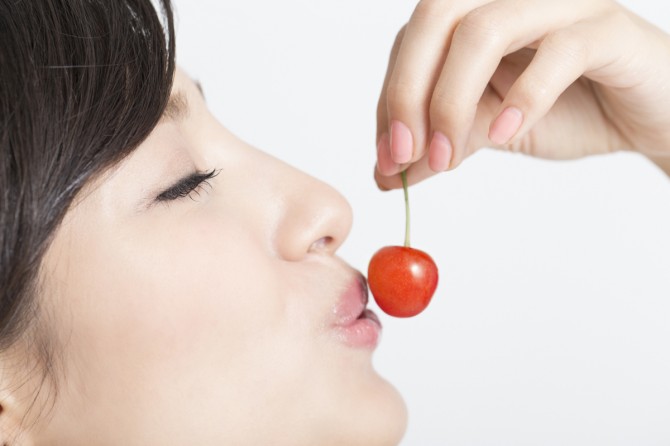 そんなところ 女性が唇以外でキスされたい場所 2位首筋 1位は マイナビウーマン